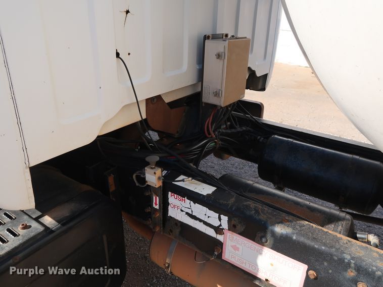 image for item GD9813 2001 GMC C7500 propane fuel truck