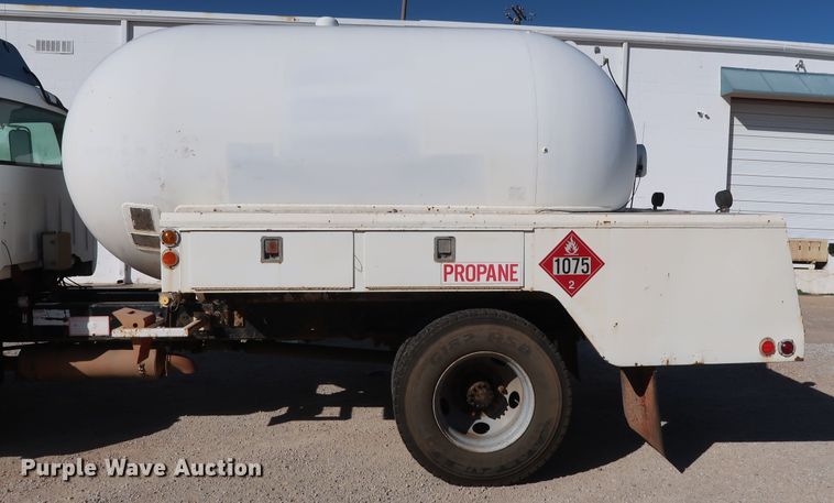 image for item GD9813 2001 GMC C7500 propane fuel truck