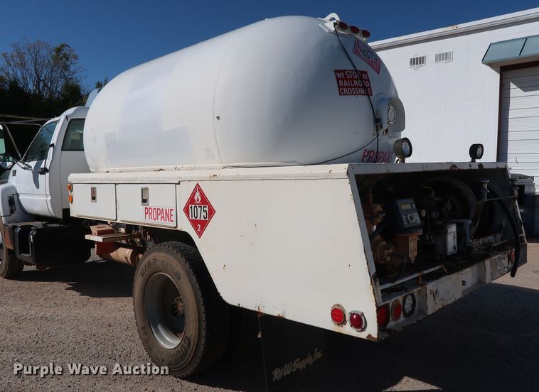 image for item GD9813 2001 GMC C7500 propane fuel truck