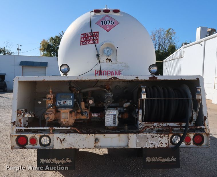 image for item GD9813 2001 GMC C7500 propane fuel truck