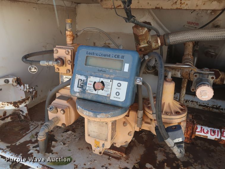 image for item GD9813 2001 GMC C7500 propane fuel truck