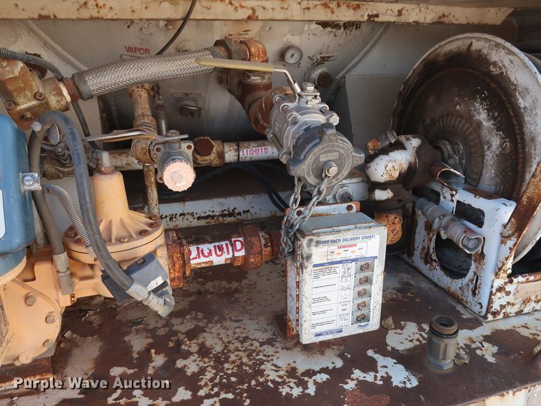 image for item GD9813 2001 GMC C7500 propane fuel truck