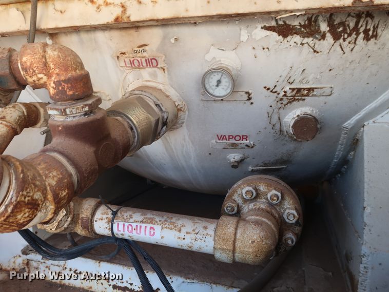 image for item GD9813 2001 GMC C7500 propane fuel truck