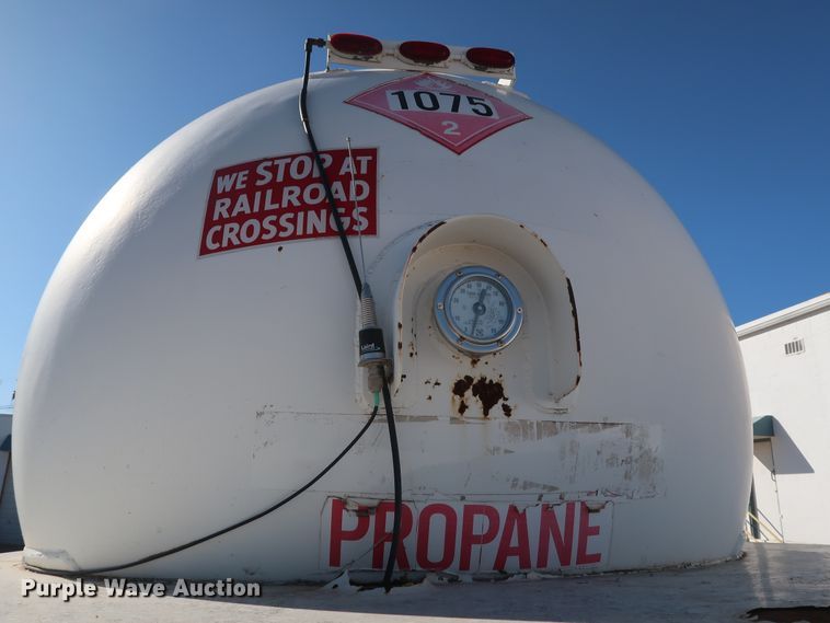 image for item GD9813 2001 GMC C7500 propane fuel truck