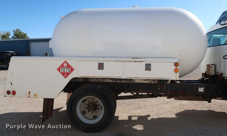 image for item GD9813 2001 GMC C7500 propane fuel truck
