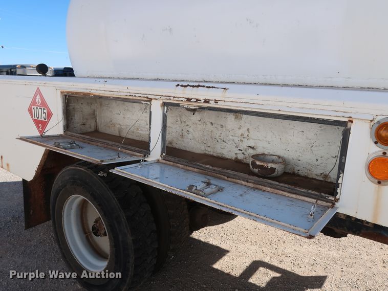 image for item GD9813 2001 GMC C7500 propane fuel truck