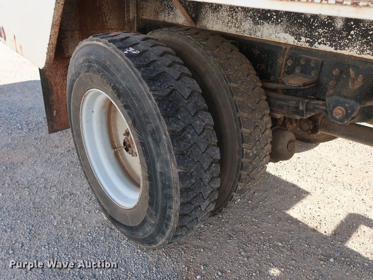 image for item GD9813 2001 GMC C7500 propane fuel truck