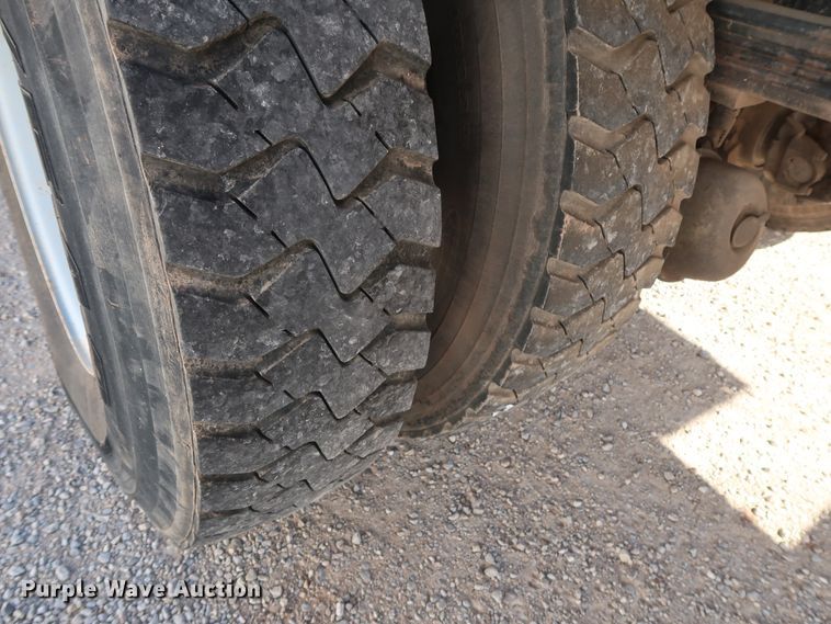 image for item GD9813 2001 GMC C7500 propane fuel truck