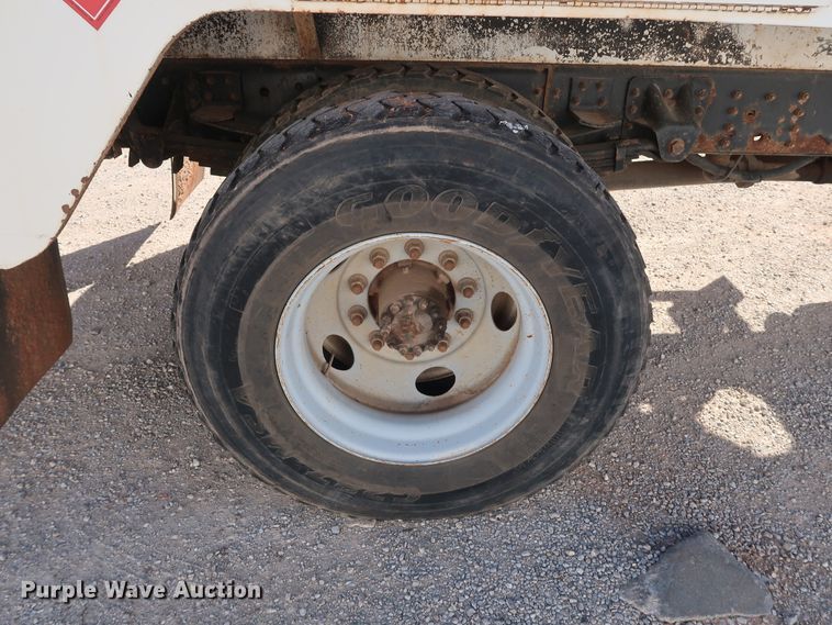 image for item GD9813 2001 GMC C7500 propane fuel truck