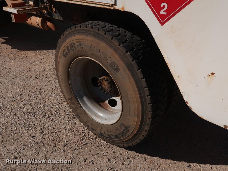 image for item GD9813 2001 GMC C7500 propane fuel truck