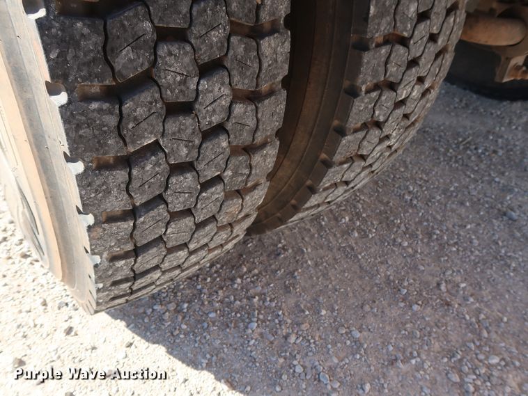 image for item GD9813 2001 GMC C7500 propane fuel truck