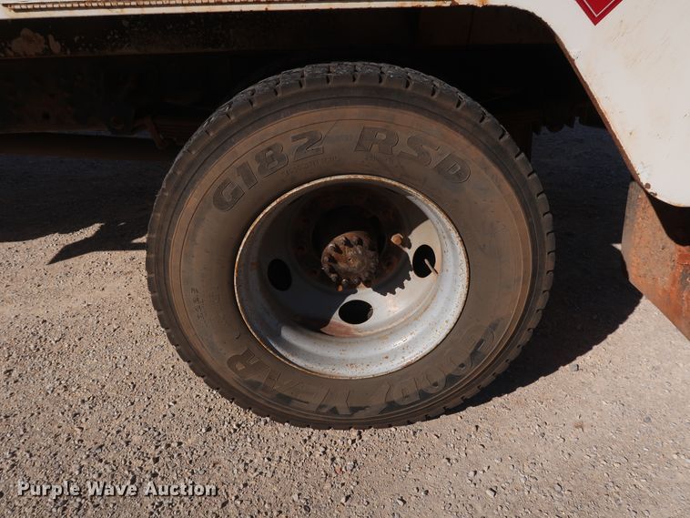 image for item GD9813 2001 GMC C7500 propane fuel truck