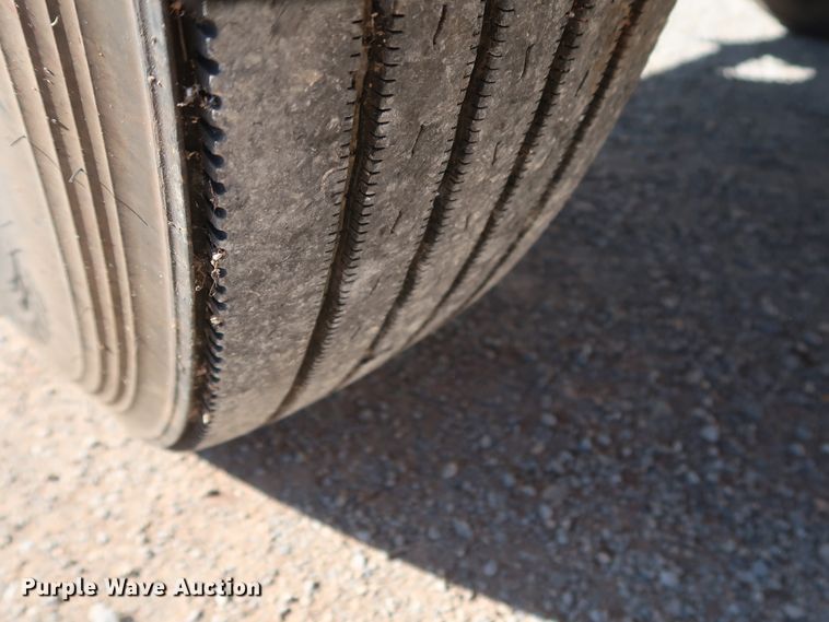 image for item GD9813 2001 GMC C7500 propane fuel truck