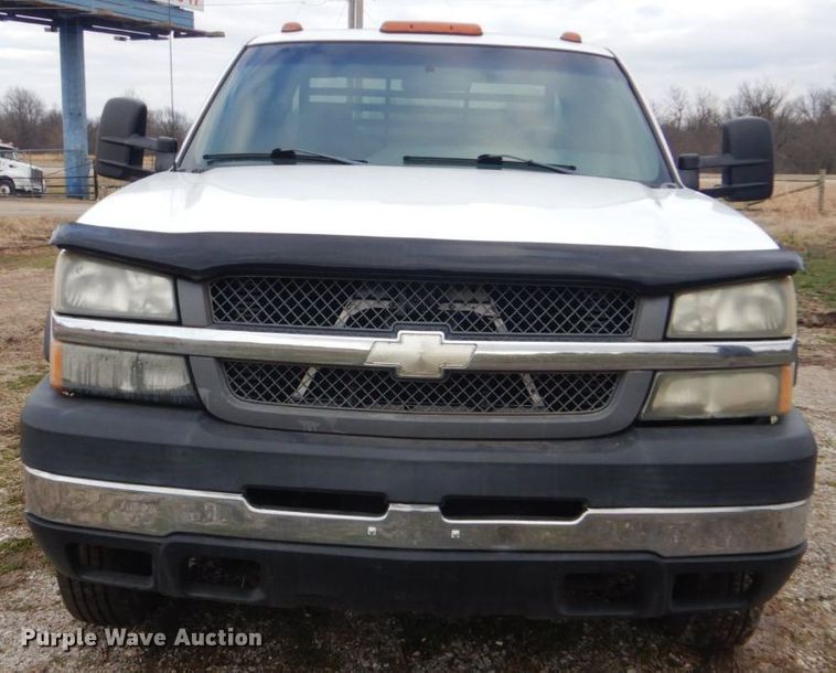image for item GF9054 2004 Chevrolet Silverado 3500 Ext. Cab flatbed pickup truck
