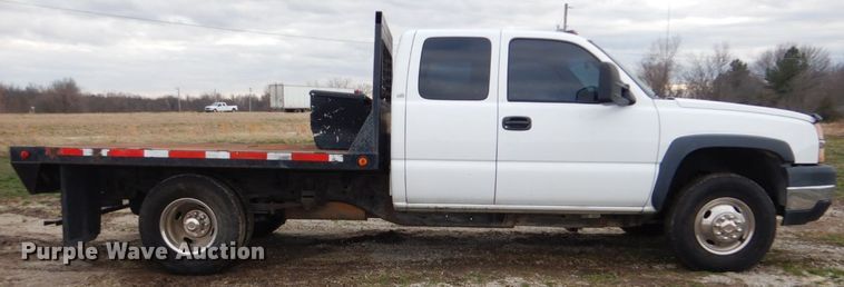 image for item GF9054 2004 Chevrolet Silverado 3500 Ext. Cab flatbed pickup truck