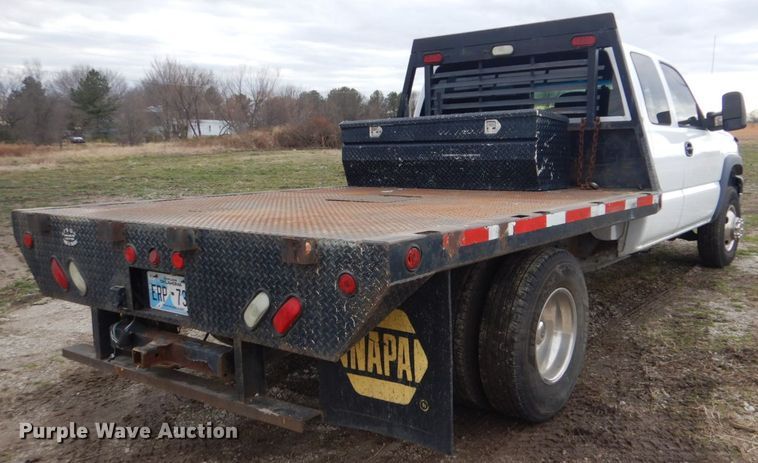 image for item GF9054 2004 Chevrolet Silverado 3500 Ext. Cab flatbed pickup truck