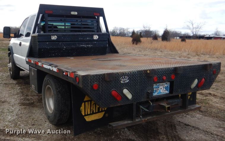 image for item GF9054 2004 Chevrolet Silverado 3500 Ext. Cab flatbed pickup truck