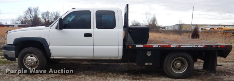 image for item GF9054 2004 Chevrolet Silverado 3500 Ext. Cab flatbed pickup truck