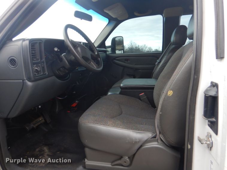 image for item GF9054 2004 Chevrolet Silverado 3500 Ext. Cab flatbed pickup truck