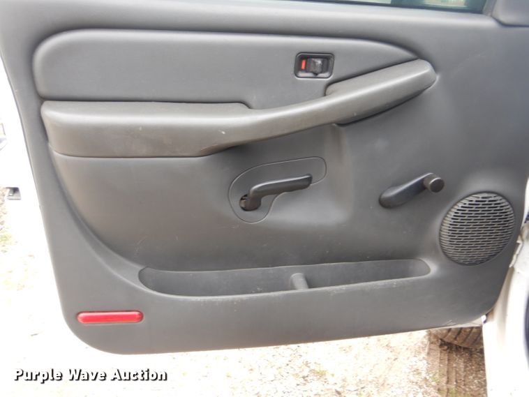 image for item GF9054 2004 Chevrolet Silverado 3500 Ext. Cab flatbed pickup truck