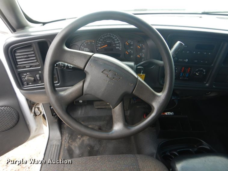 image for item GF9054 2004 Chevrolet Silverado 3500 Ext. Cab flatbed pickup truck