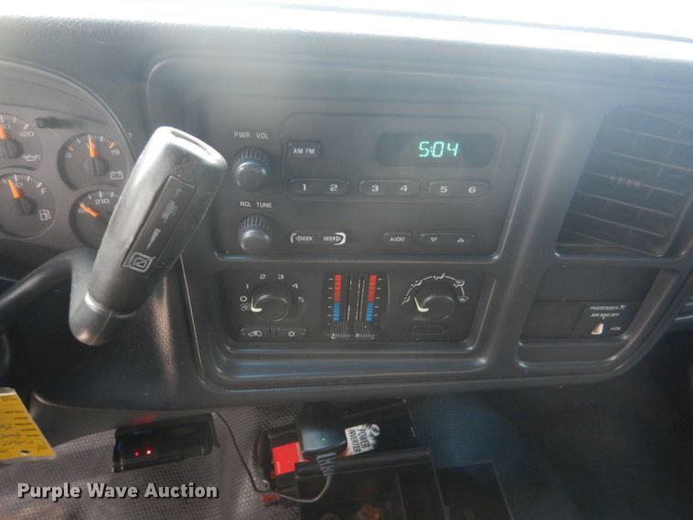 image for item GF9054 2004 Chevrolet Silverado 3500 Ext. Cab flatbed pickup truck