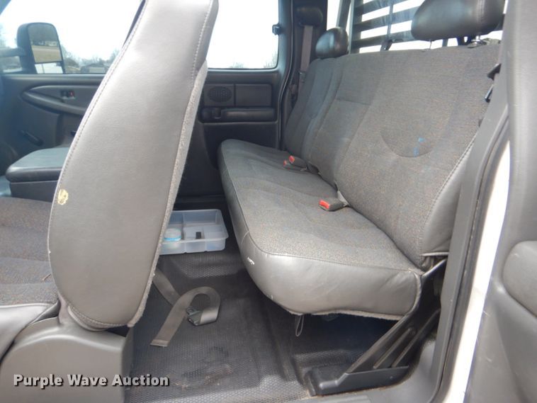 image for item GF9054 2004 Chevrolet Silverado 3500 Ext. Cab flatbed pickup truck