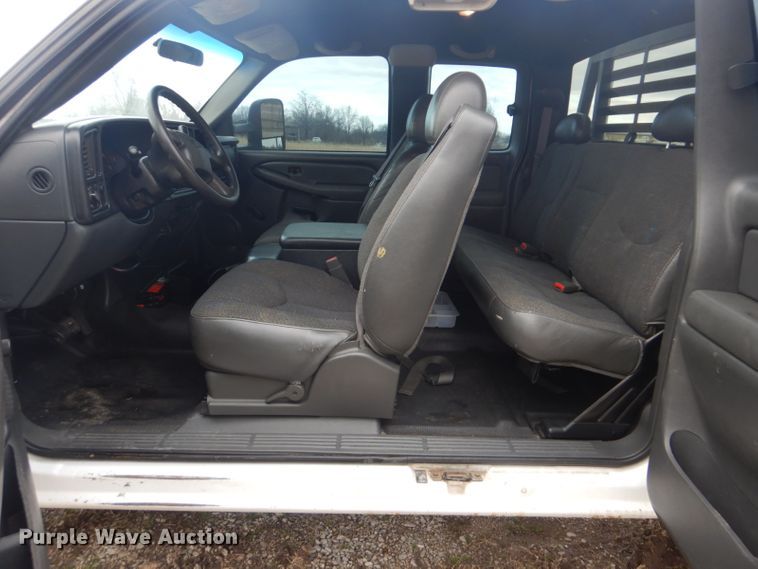 image for item GF9054 2004 Chevrolet Silverado 3500 Ext. Cab flatbed pickup truck