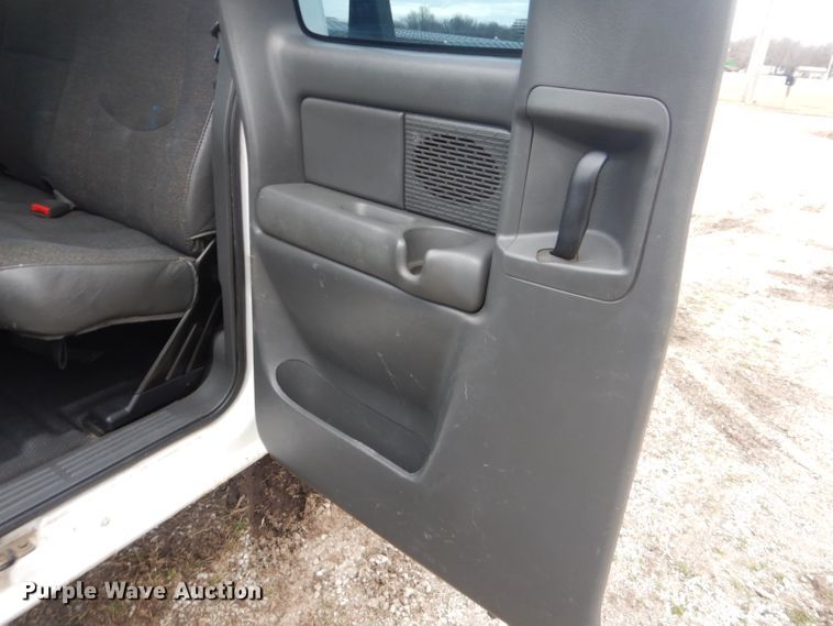 image for item GF9054 2004 Chevrolet Silverado 3500 Ext. Cab flatbed pickup truck