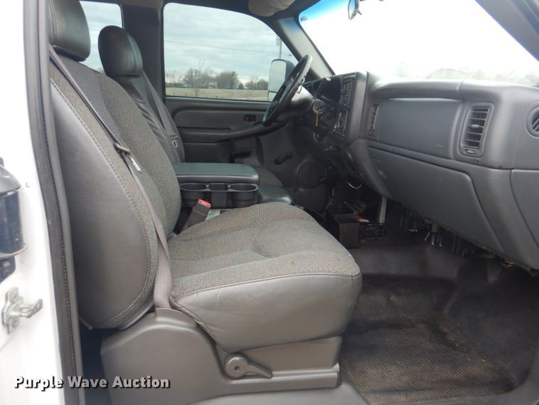 image for item GF9054 2004 Chevrolet Silverado 3500 Ext. Cab flatbed pickup truck