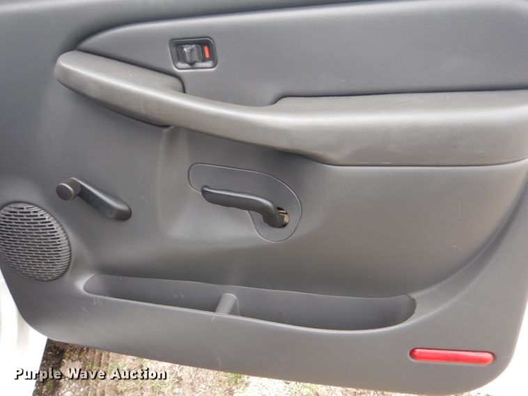 image for item GF9054 2004 Chevrolet Silverado 3500 Ext. Cab flatbed pickup truck