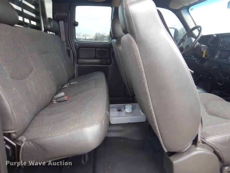 image for item GF9054 2004 Chevrolet Silverado 3500 Ext. Cab flatbed pickup truck