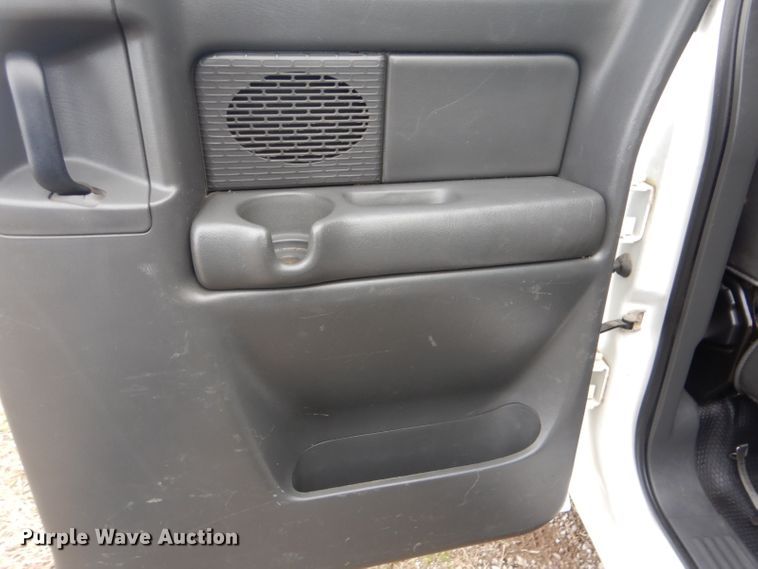 image for item GF9054 2004 Chevrolet Silverado 3500 Ext. Cab flatbed pickup truck