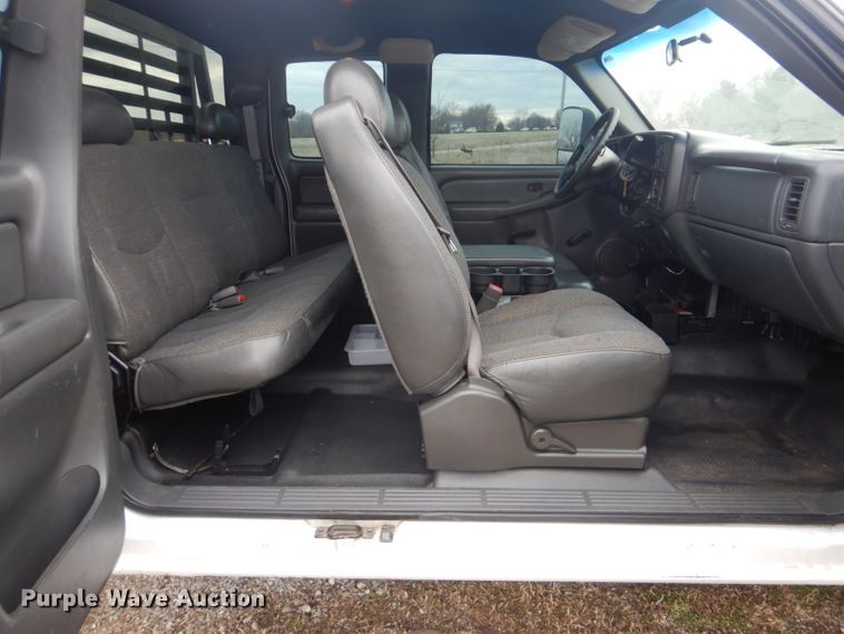 image for item GF9054 2004 Chevrolet Silverado 3500 Ext. Cab flatbed pickup truck