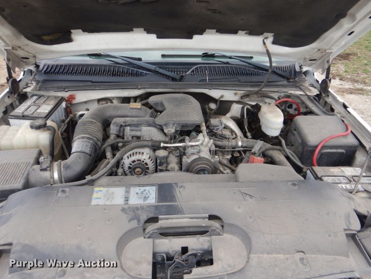 image for item GF9054 2004 Chevrolet Silverado 3500 Ext. Cab flatbed pickup truck