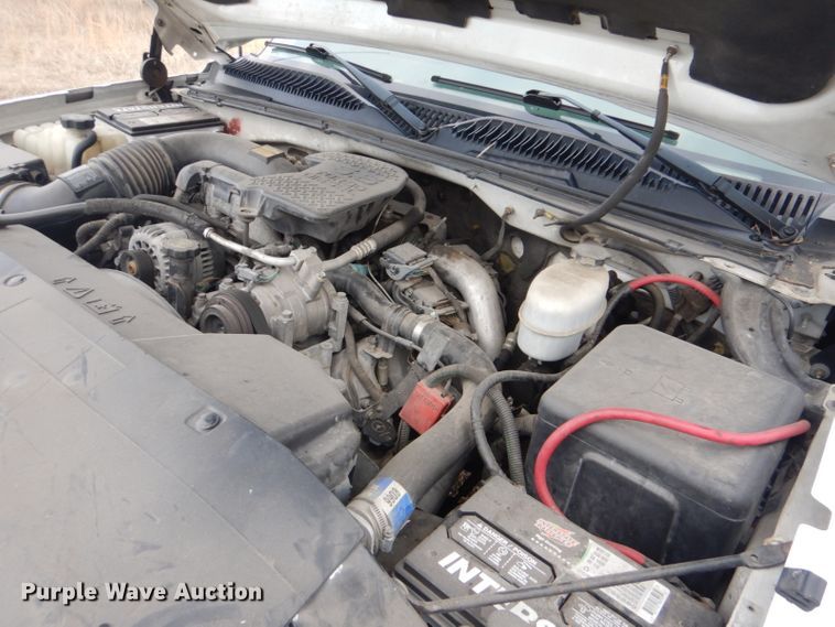 image for item GF9054 2004 Chevrolet Silverado 3500 Ext. Cab flatbed pickup truck