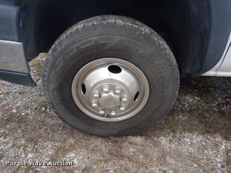 image for item GF9054 2004 Chevrolet Silverado 3500 Ext. Cab flatbed pickup truck