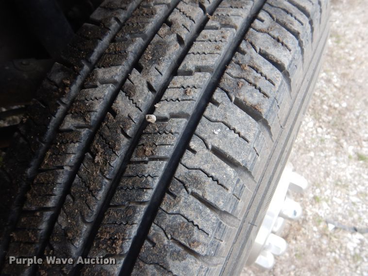 image for item GF9054 2004 Chevrolet Silverado 3500 Ext. Cab flatbed pickup truck