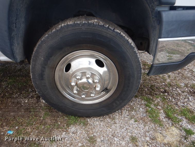 image for item GF9054 2004 Chevrolet Silverado 3500 Ext. Cab flatbed pickup truck