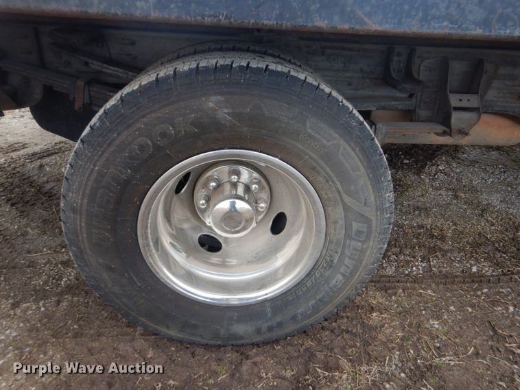 image for item GF9054 2004 Chevrolet Silverado 3500 Ext. Cab flatbed pickup truck