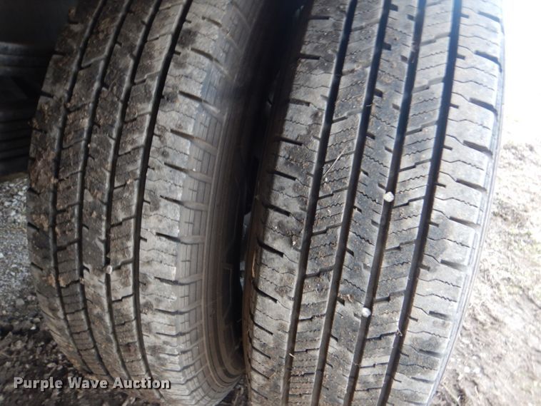 image for item GF9054 2004 Chevrolet Silverado 3500 Ext. Cab flatbed pickup truck