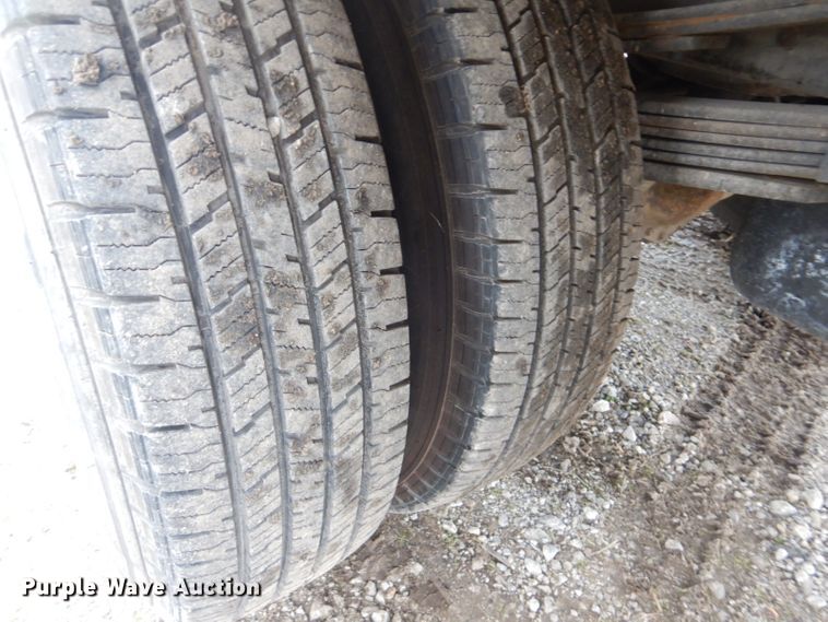 image for item GF9054 2004 Chevrolet Silverado 3500 Ext. Cab flatbed pickup truck