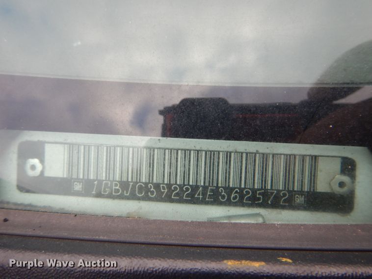 image for item GF9054 2004 Chevrolet Silverado 3500 Ext. Cab flatbed pickup truck