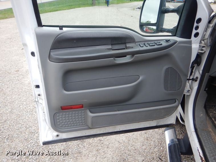 image for item GO9660 2004 Ford F350 Super Duty XLT  Crew Cab pickup truck