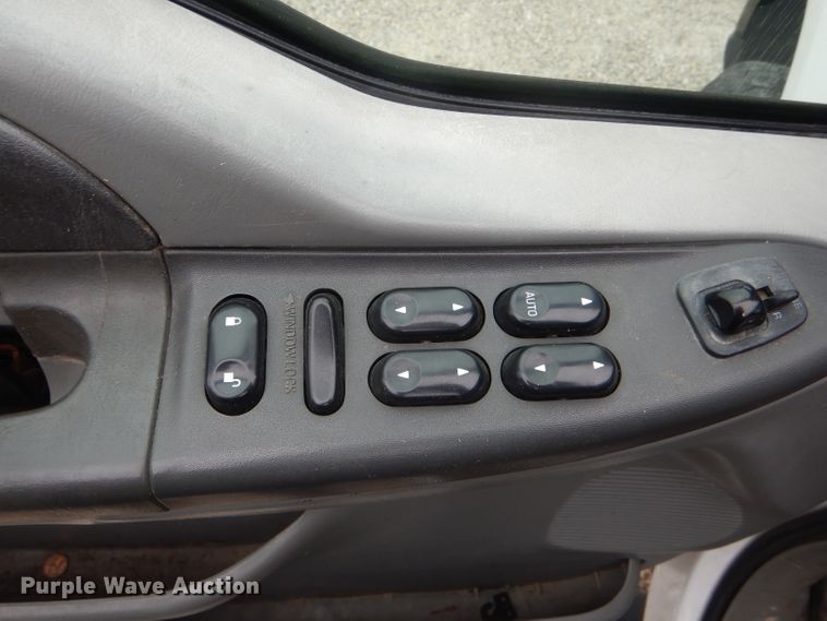 image for item GO9660 2004 Ford F350 Super Duty XLT  Crew Cab pickup truck