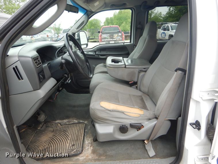 image for item GO9660 2004 Ford F350 Super Duty XLT  Crew Cab pickup truck