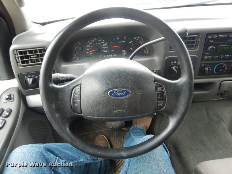 image for item GO9660 2004 Ford F350 Super Duty XLT  Crew Cab pickup truck