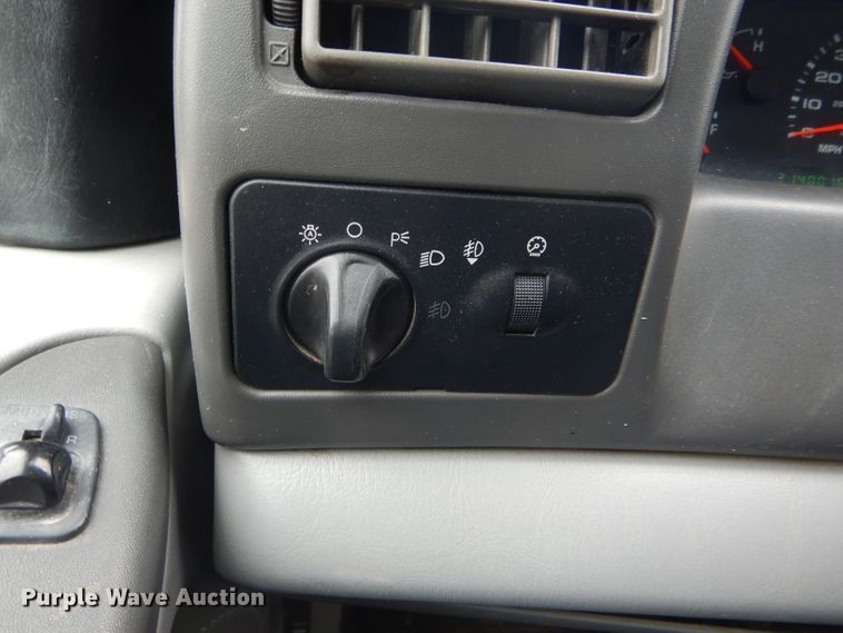 image for item GO9660 2004 Ford F350 Super Duty XLT  Crew Cab pickup truck