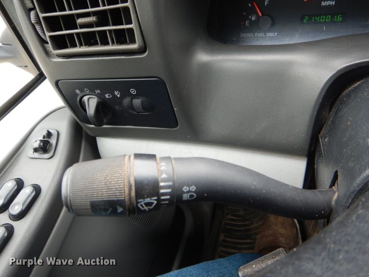 image for item GO9660 2004 Ford F350 Super Duty XLT  Crew Cab pickup truck