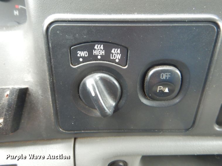 image for item GO9660 2004 Ford F350 Super Duty XLT  Crew Cab pickup truck